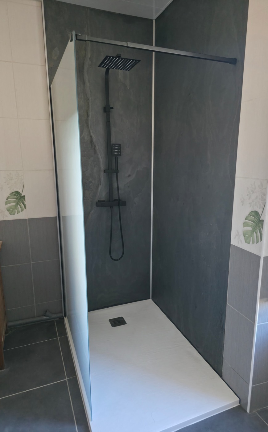 Après — douche italienne avec panneaux ardoise et colonne noire installée par T'Eau Services